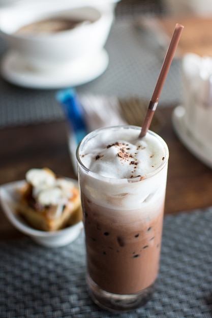 Chocolate gelado com chantilly na mesa