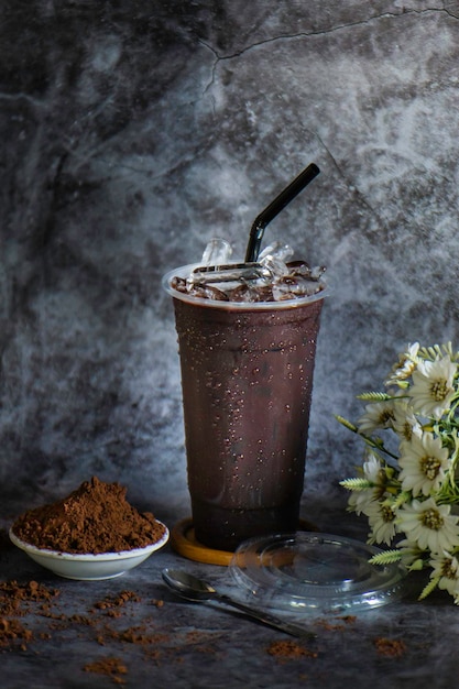 Chocolate gelado com gelo no copo Há uma gota de água na lateral do copo