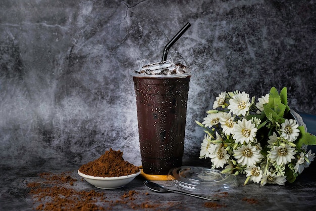 Chocolate helado con hielo en el vaso Hay una gota de agua en el costado del vaso