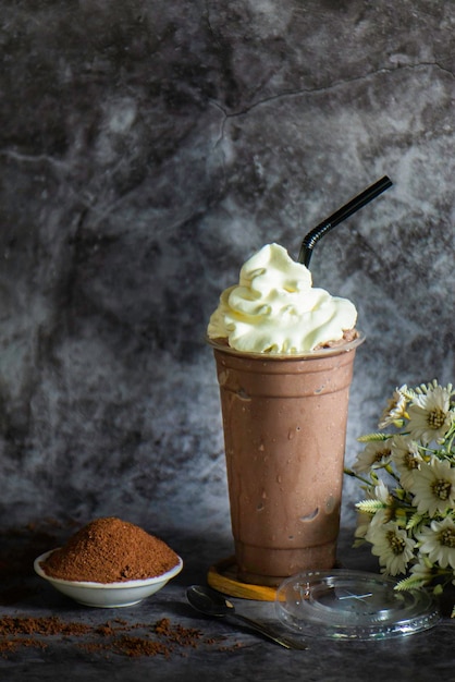 Chocolate helado con hielo en el vaso Hay una gota de agua en el costado del vaso