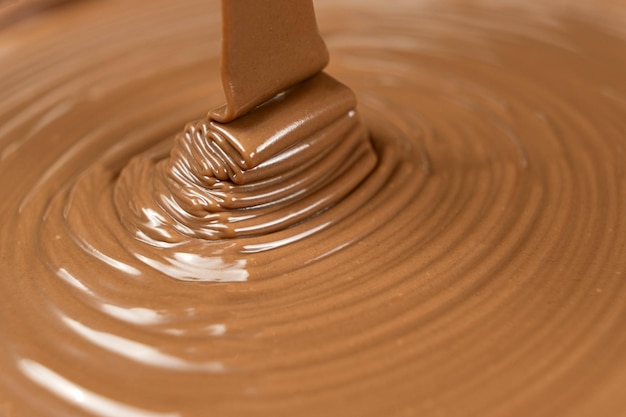 Chocolate con leche derretido con textura de chocolate de vertido