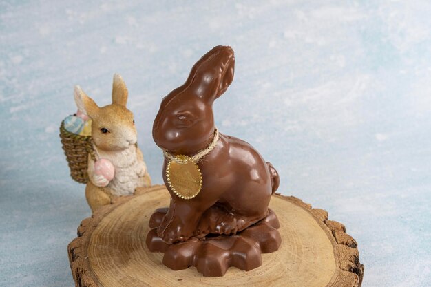 Foto chocolate con leche en forma de conejo en una tabla de madera_1