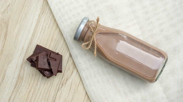 Chocolate con leche en una mesa de madera.