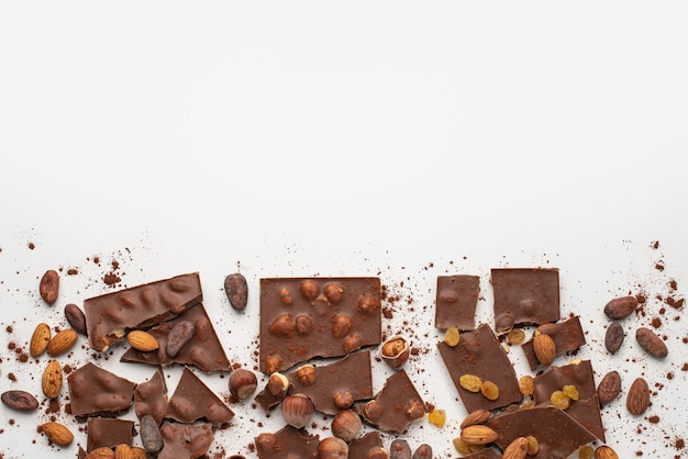 Chocolate con leche con nueces sobre un fondo blanco.