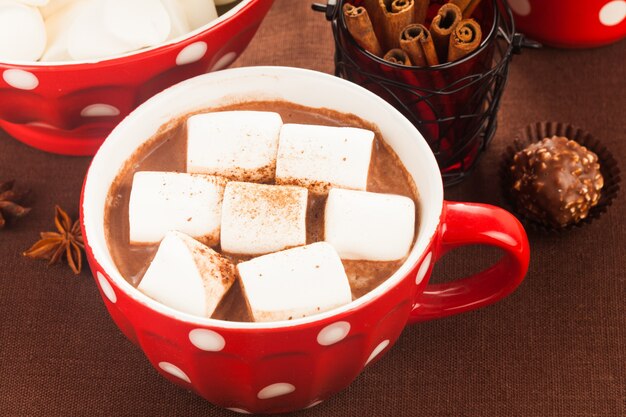 Chocolate con malvavisco en taza de lunares rojos