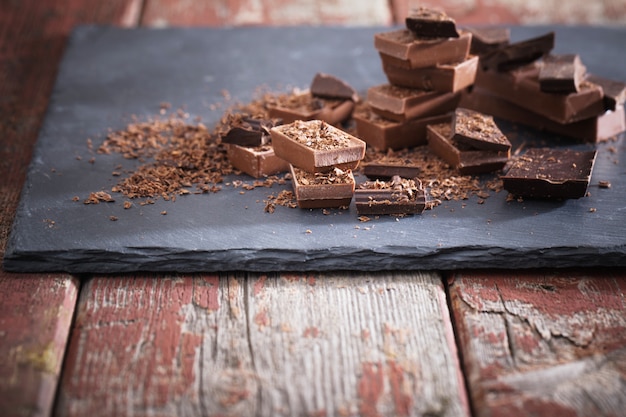 Chocolate en mesa de madera vieja