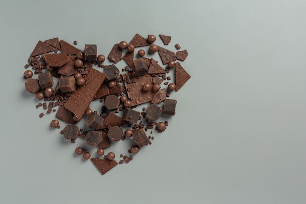 Chocolate na superfície escura. Conceito do Dia Mundial do Chocolate