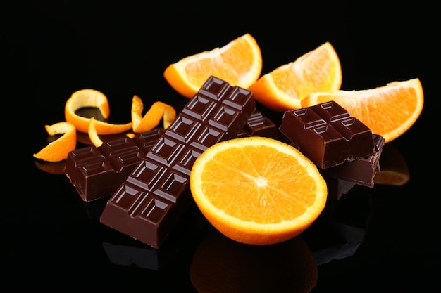 Chocolate y naranja sobre fondo negro