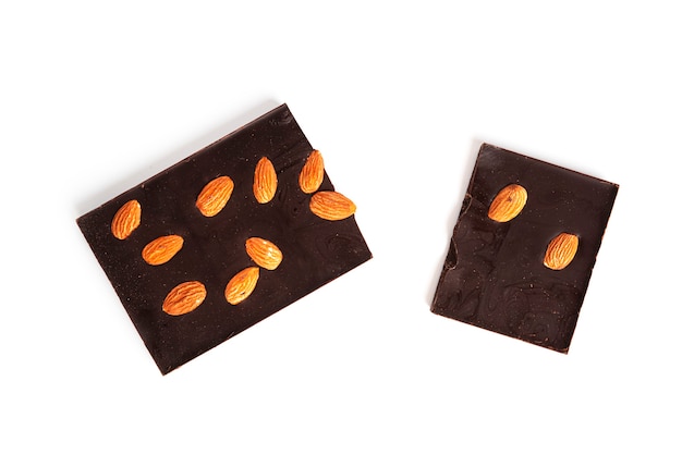 Chocolate negro con cacao y almendra entera aislado sobre fondo blanco. Foto de alta calidad