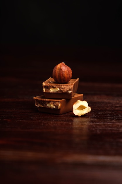 Chocolate negro y nueces en una mesa de madera