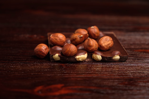 Chocolate negro y nueces en una mesa de madera