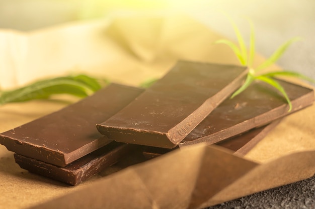 Chocolate negro vegano con hojas de cannabis. Postre con mantequilla de CBD. Marihuana medicinal en alimentos, veganos, concepto de suplementos.