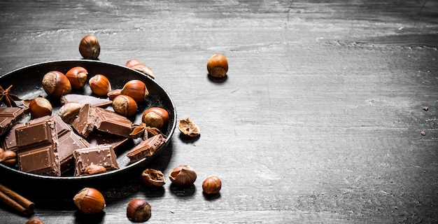 Chocolate con nueces y canela.