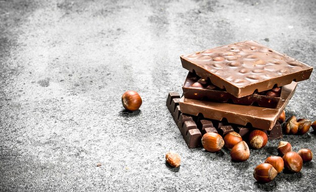 Chocolate con nueces sobre mesa rústica.