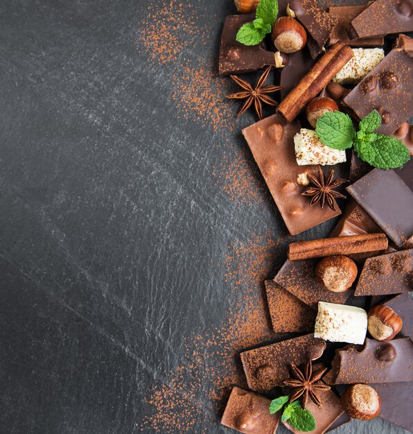 Chocolate con nueces sobre una piedra negra.