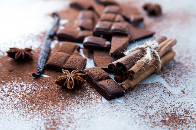 Chocolate picado con cacao, canela y vainilla.