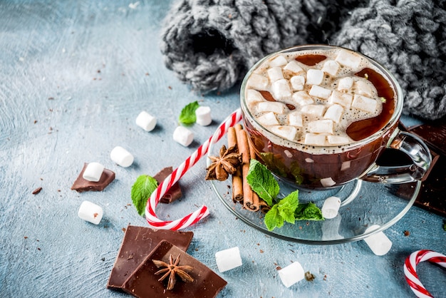 Chocolate quente caseiro com menta, pirulito e marshmallow