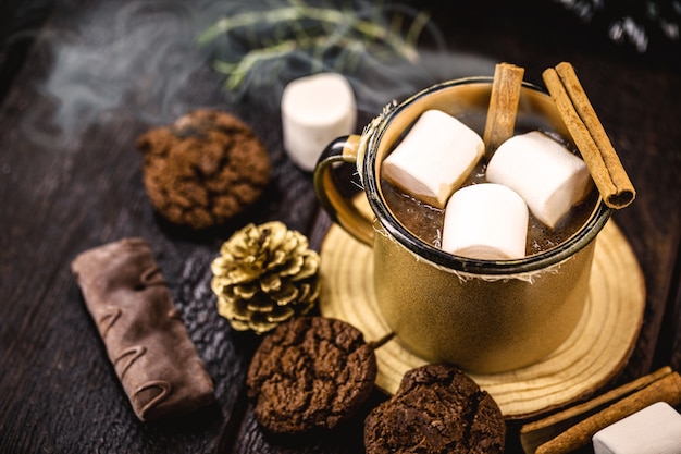 Chocolate quente com balas de marshmallow, bebida típica de natal e natal