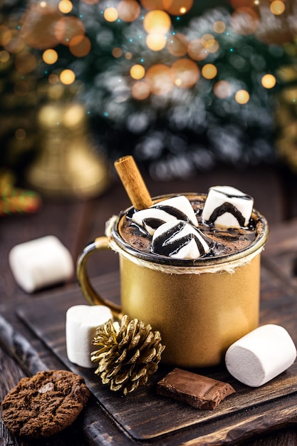 Chocolate quente com balas de marshmallow, bebida típica de natal e natal