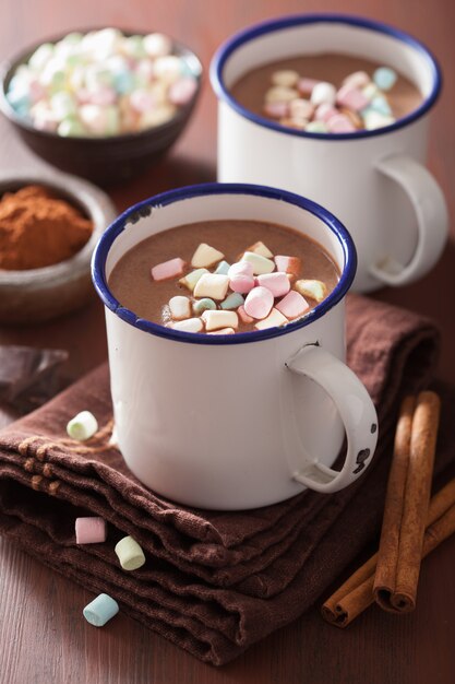 Chocolate quente com bebida de inverno com canela e mini marshmallow