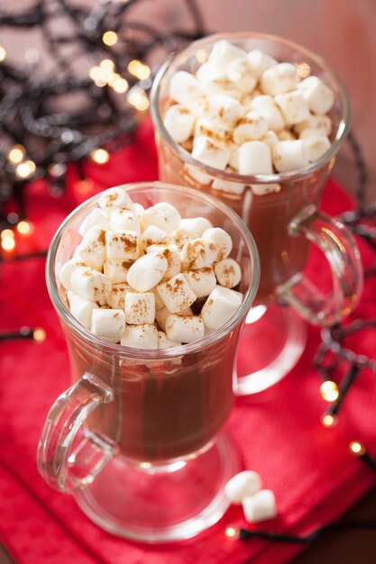 Chocolate quente com bebida de inverno com canela e mini marshmallow