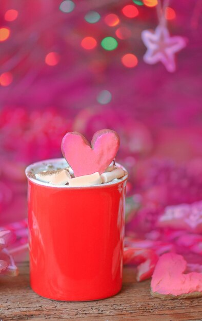 Foto chocolate quente com biscoitos rosa de coração para o dia dos namorados conceito de dia dos namorados