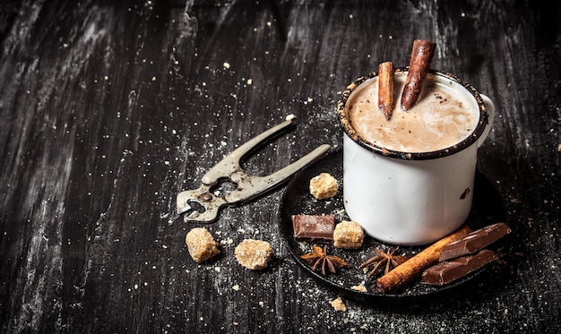 Chocolate quente com canela e cortadores de açúcar