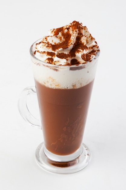 Chocolate quente com creme em copo transparente