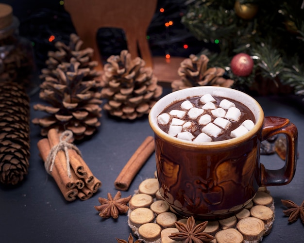 Chocolate quente com marshmallow em uma caneca de cerâmica marrom