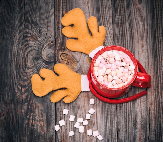 Chocolate quente com marshmallow em uma caneca vermelha