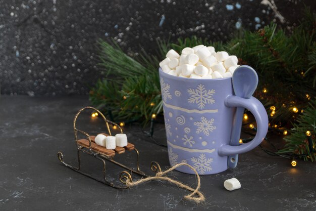 Chocolate quente com marshmallows em uma xícara lilás