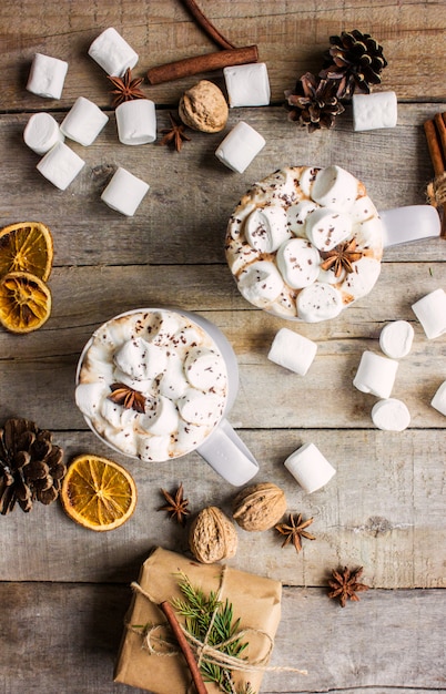 Chocolate quente com marshmallows. fundo de natal bebidas.