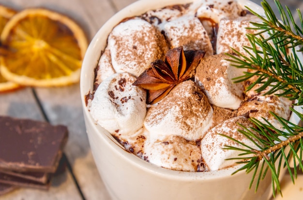 Chocolate quente com marshmallows. Fundo de Natal Foco seletivo.