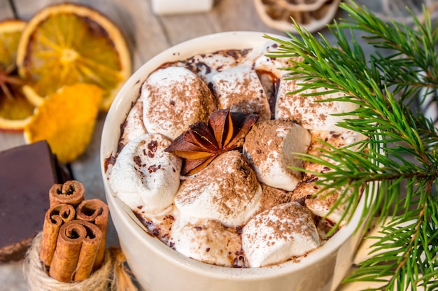 Chocolate quente com marshmallows. fundo de natal foco seletivo.