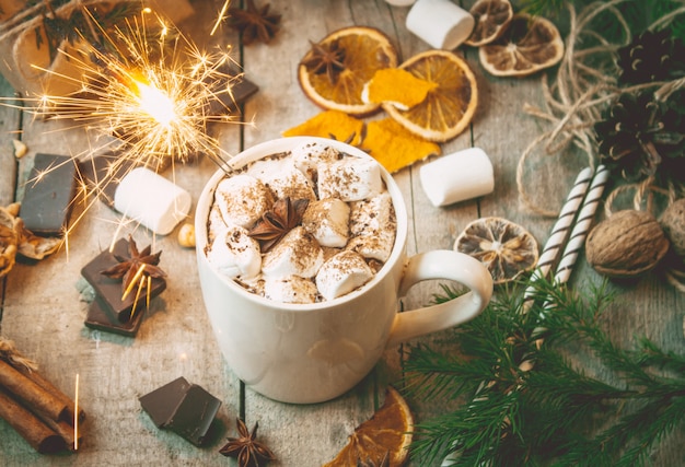 Chocolate quente com marshmallows. fundo de natal foco seletivo.