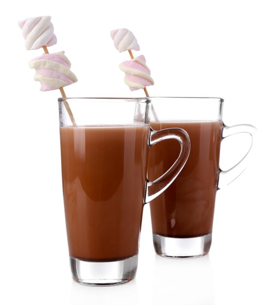 Chocolate quente com marshmallows isolados em branco