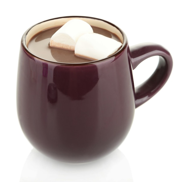 Chocolate quente com marshmallows na caneca, isolado no branco