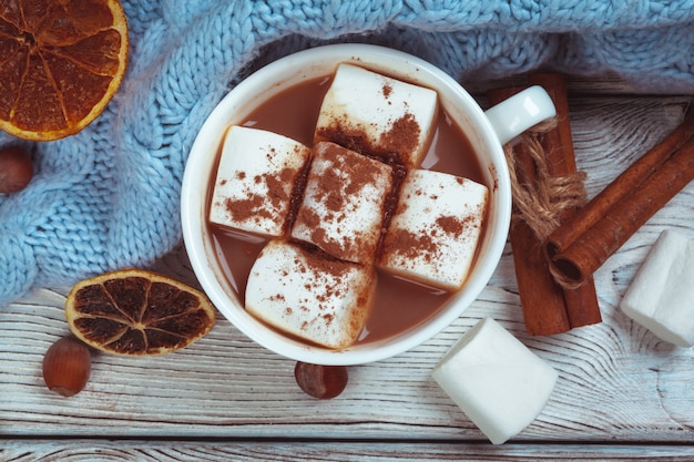 Chocolate quente com marshmallows na mesa