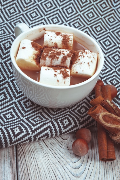 Foto chocolate quente com marshmallows na mesa