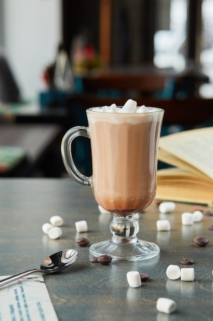 Chocolate quente com marshmallows na mesa