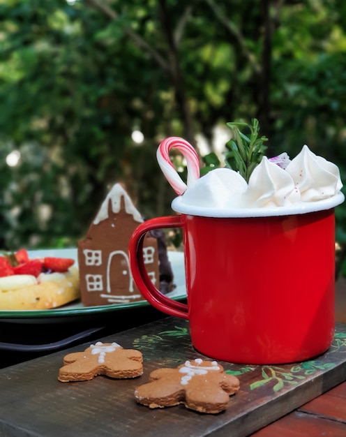 chocolate quente com marshmallows no jardim.