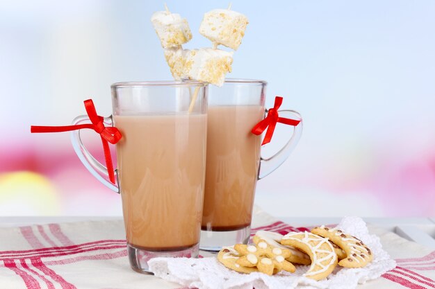 Chocolate quente com marshmallows, sobre fundo claro