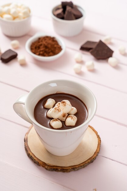 chocolate quente com marshmallows