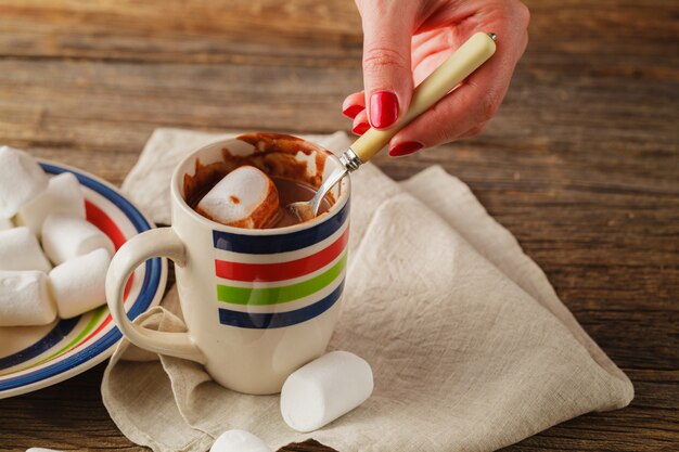 Chocolate quente com marshmallows