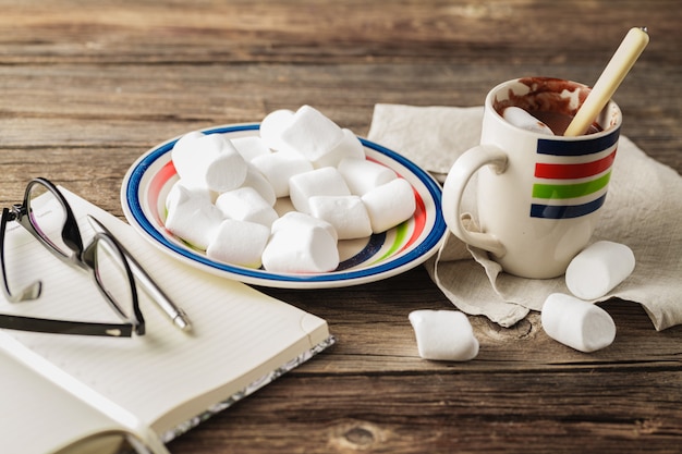Foto chocolate quente com marshmallows