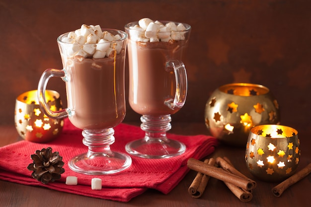 Chocolate quente com mini marshmallows canela inverno beber velas