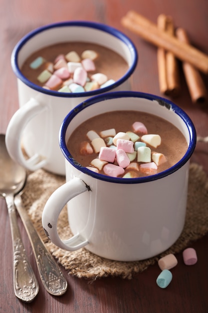 Chocolate quente com mini marshmallows e canela