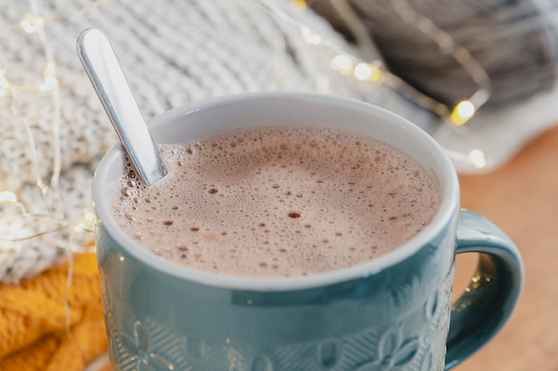 Chocolate quente de ângulo alto com cobertores