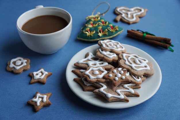 Chocolate quente de natal com biscoitos de gengibre com cobertura branca