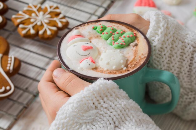 Chocolate quente de Natal com marshmallow de boneco de neve no copo